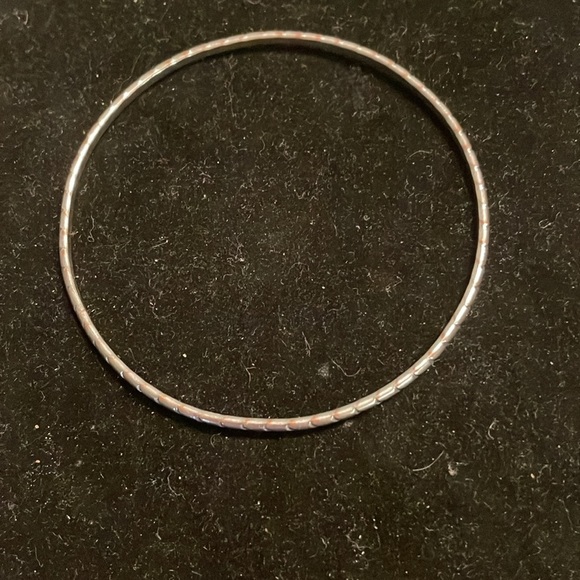 8” mixed metal polished silver tone diamond etched stackable bangle bracelet - Picture 4 of 12